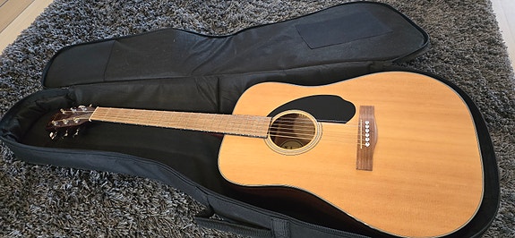 Fender CD-60 NAT teräskielinen akustinen kitara laukulla