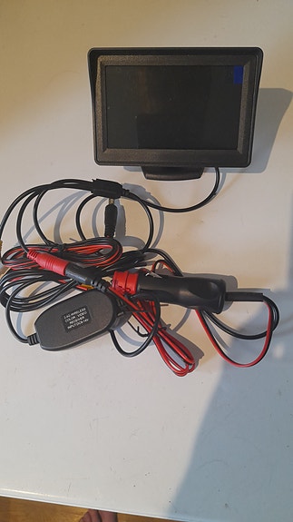 Peruutuskameran näyttö autoon