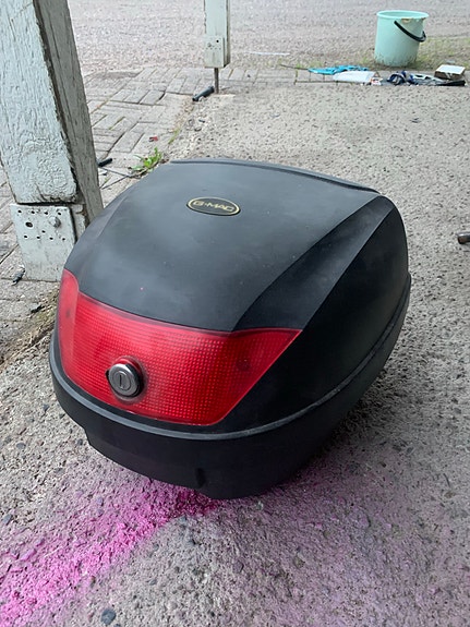 Tavaraboksi skootteriin/moottoripyörään