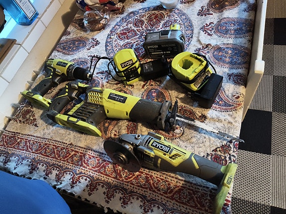 Ryobi 18V One+ akkusähkötyökalupaketti ja laturi