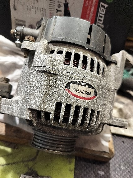 Nissan P11 be laturi