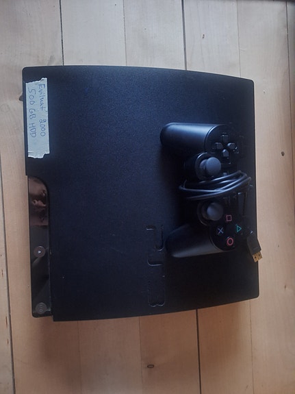 Modattu PlayStation 3 konsoli 2000-sarjaa ulkoisella kovalevyllä ja 100+ pelillä