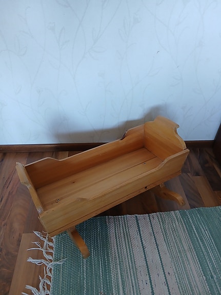 Puinen keinuva nuken kehto