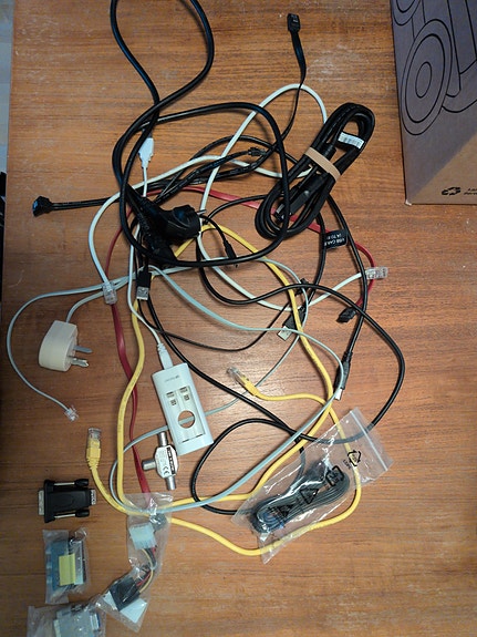 Kaapeleita ja adaptereita (3,5mm infrapunalaajennin, SATA, RJ11, RJ45 jne)