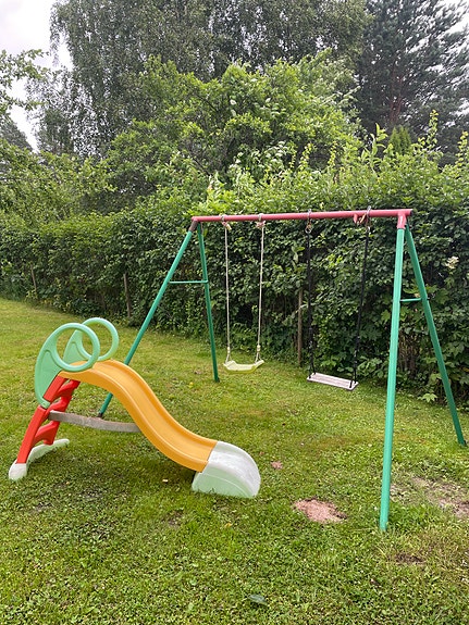 Lasten liukumäki ja keinuteline pihalle