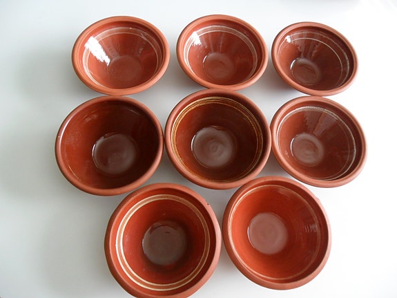 Käyttämättömät Kyyrölän Savi / Uschanoff punasavikulhot, 8 kpl (Koko 17 cm)