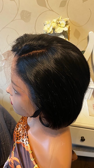 Musta lyhyt peruukki lace front