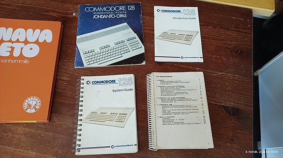 Commodore 128 Oppaita ja Vic-20 kurssi