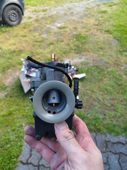 M: Dellorto PHBH 28 kaasutin (Rotax #122 vakiokaasutin, 125cc Apriliat)