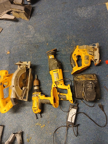 DeWalt akkutyökalut porakone, pistosaha, sirkkeli ja puukkosaha