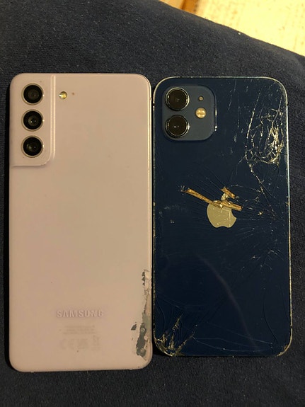 iPhone 12 ja Samsung Galaxy s21 fe