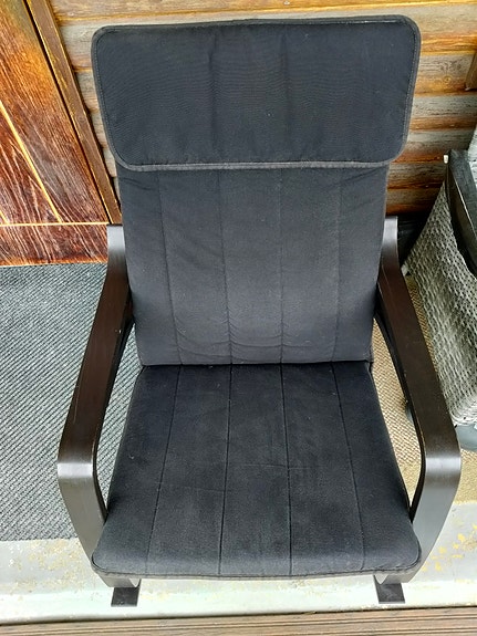 Mustanruskea Ikean keinutuoli