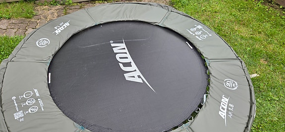 Uusi Acon Air 1.8 trampoliini vihreällä reunasuojalla