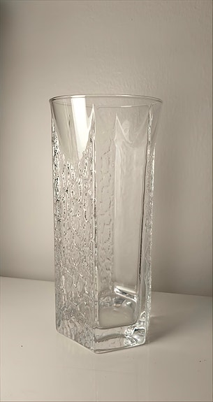 Iittala Kalinka -lasimaljakko, suunnitellut Timo Sarpaneva.