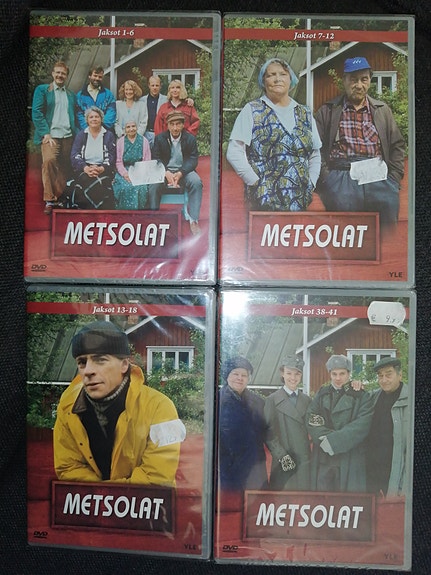 Dvd sarjoja muoveissa.
