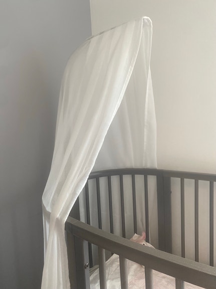 Täydellinen Stokke Sleepi -paketti: Mini & Bed (sis. 2 patjaa, uutimen + verhon)
