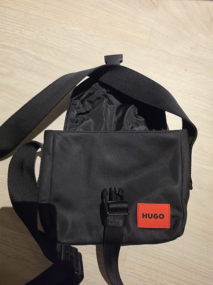 Hugo Boss Hugo olkalaukku miehille musta