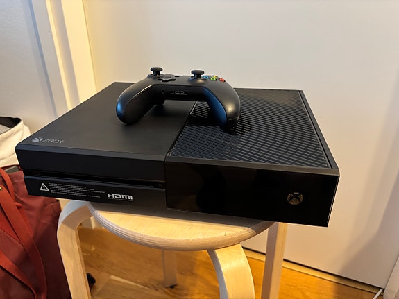 Myydään: Huollettu ja puhdistettu Xbox One (500GB) + ohjain