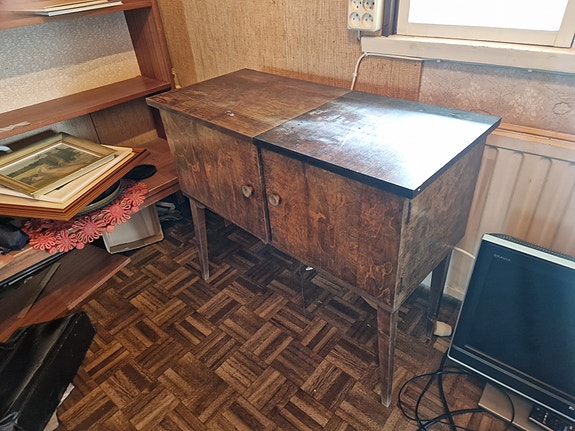 Vanha puinen senkki / kaappi