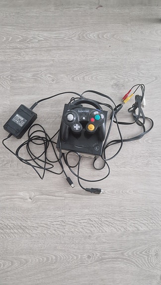 Gamecube konsoli (ohjain, virtalähde jne)