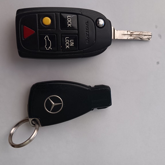 Mercedes-Bens ja Volvon avaimet.