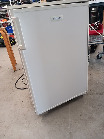Dometic kaasu/sähkö jääkaappi valkoinen