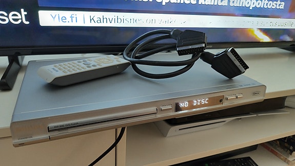 Philips DVP3040 DVD-soitin kaukosäätimellä ja SCART-piuhalla