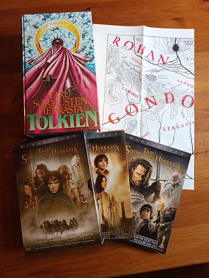 Tolkien Taru Sormusten Herrasta kirja ja elokuvat
