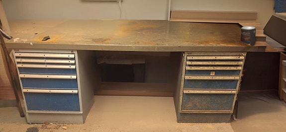 Metallinen työpöytä laatikostolla