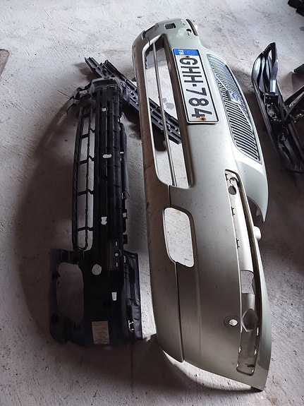 Volvo V70 etupuskuri.