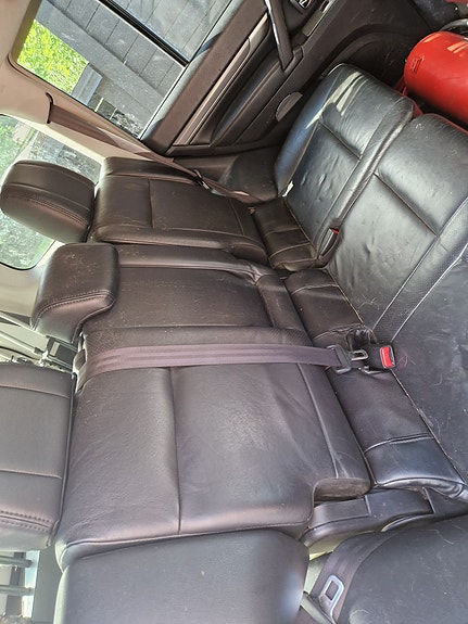 Harvinaiset Mitsubishi Pajero Gen 4 "Instyle Navi" mustat nahkapenkit (2. rivi)