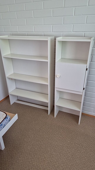 Pieni kirjahylly ja laveri