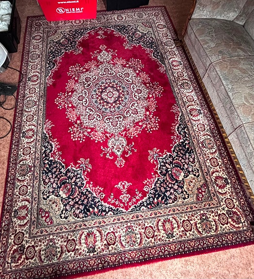 Persialaiskuvioinen punainen matto
