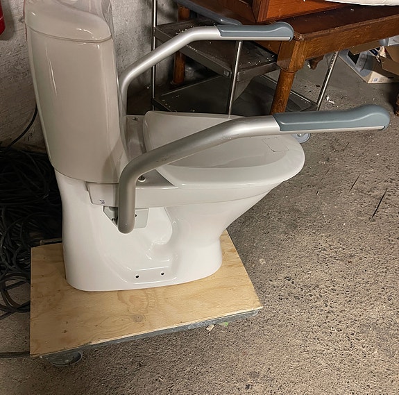 Inva wc  pönttö + käsi johteet