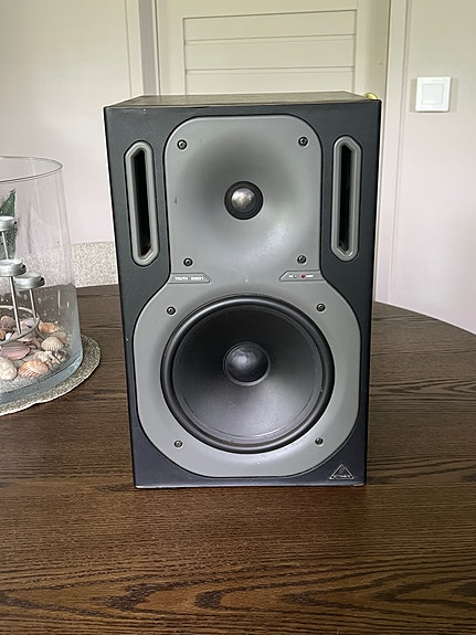 Behringer Truth B2031