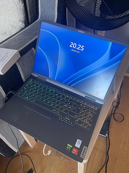 Lenovo pelikannettava 15" musta