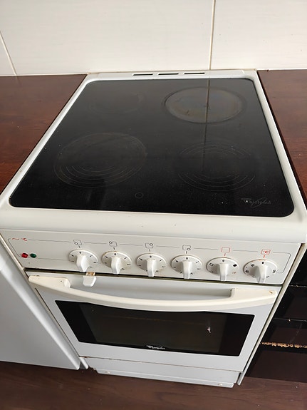 Whirlpool keraaminen lattialiesi uunilla valkoinen