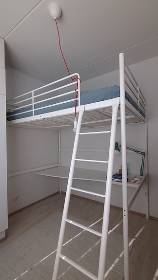 IKEA parvisänky valkoinen työpöydällä