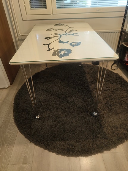 Lasinen ruokapöytä