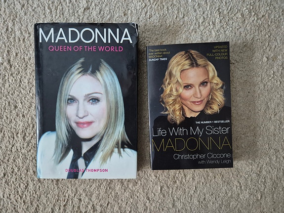 Madonna kirjat Queen of the World & Life With My Sister