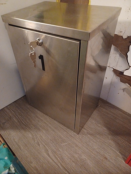 Rosterinen ja punainen postilaatikko ylimääräisenä