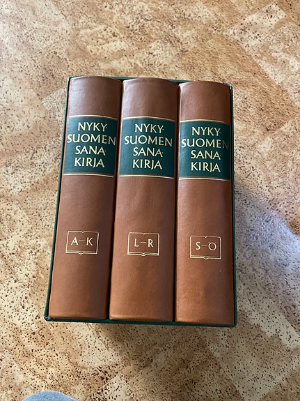 Nykysuomen sanakirja, 3 osaa laatikossa
