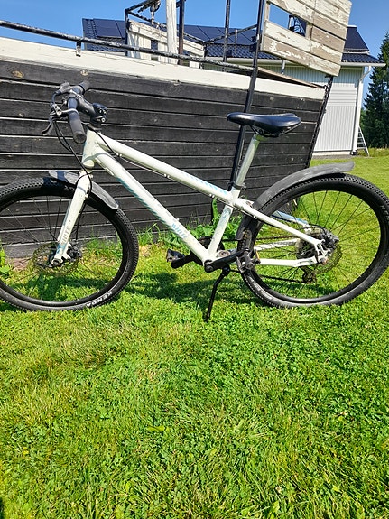 White XC 240 Lite 24 tuumaa polkupyörä