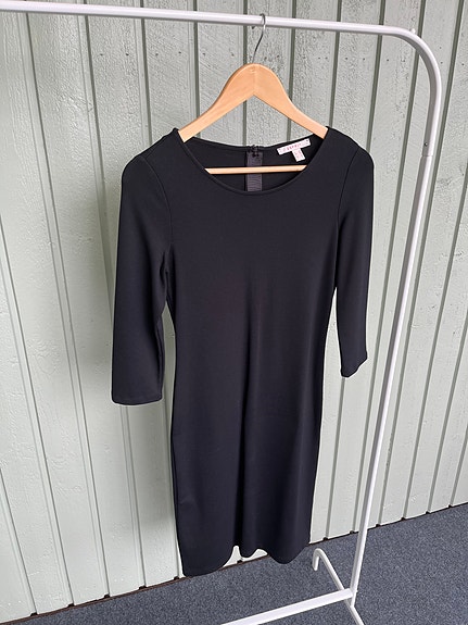 Kerran käytetty kotelomekko, koko XS
