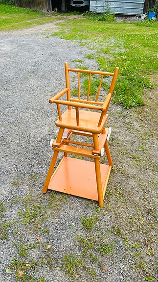Puinen syöttötuoli