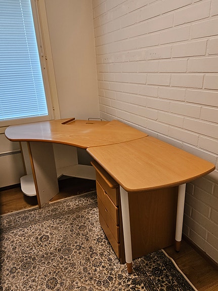 Työpöytä laatikostolla