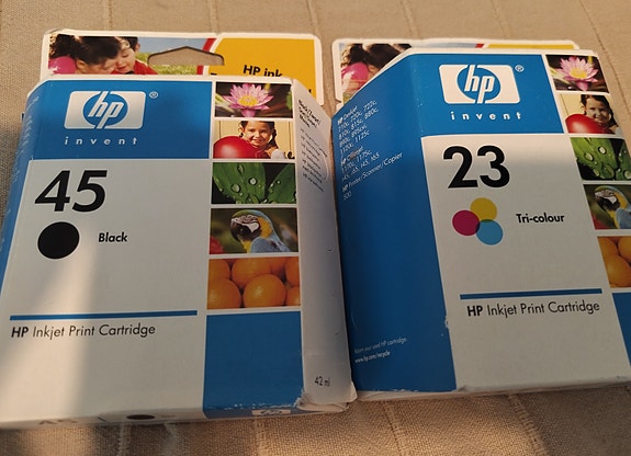 HP 45 Black ja HP 23 Tri-colour -mustepatruunat