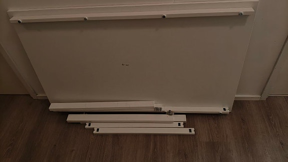 Keittiön pöytä ja 6 tuolia (4 mustaa ja 2 valkoista).
