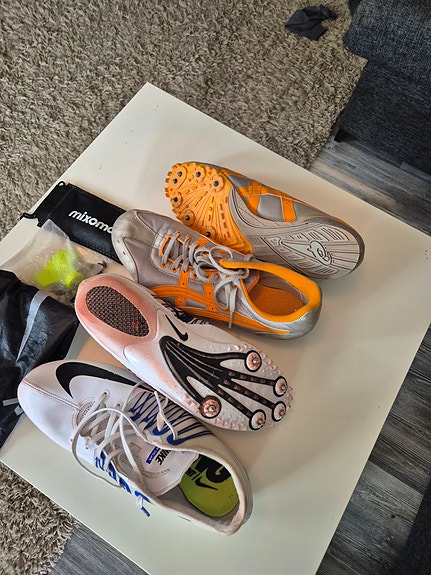 Kahdet piikkarit Nike pikajuoksu ja Asics yleispiikkari koko 43