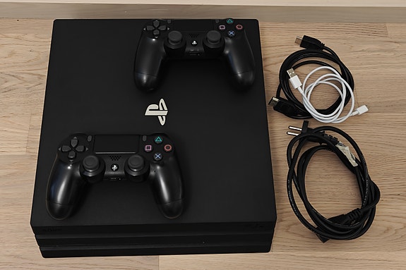 PlayStation 4 Pro ja kaksi ohjainta
